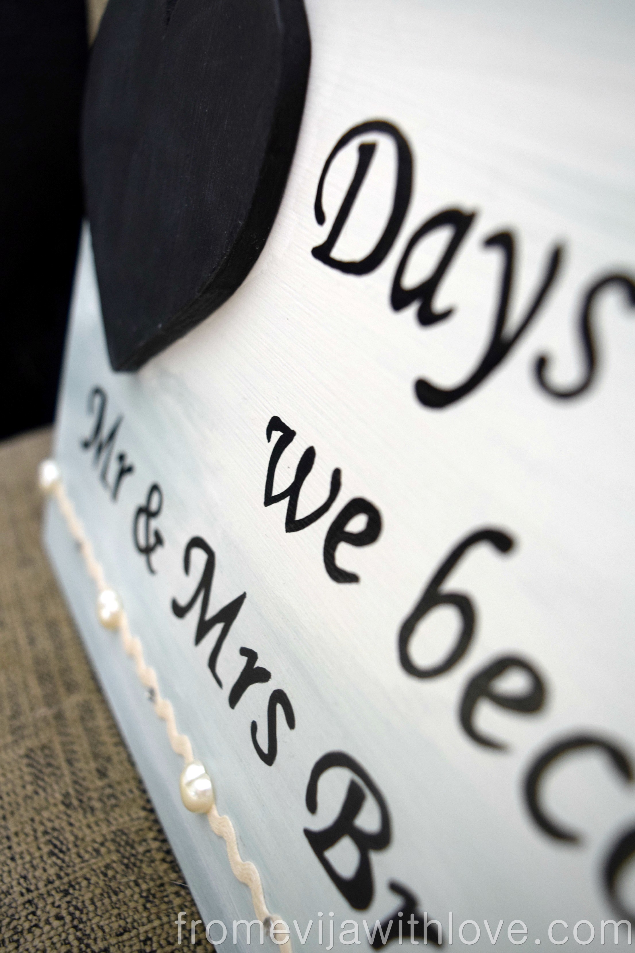 Days until our wedding sign | Beachweddingtips.com